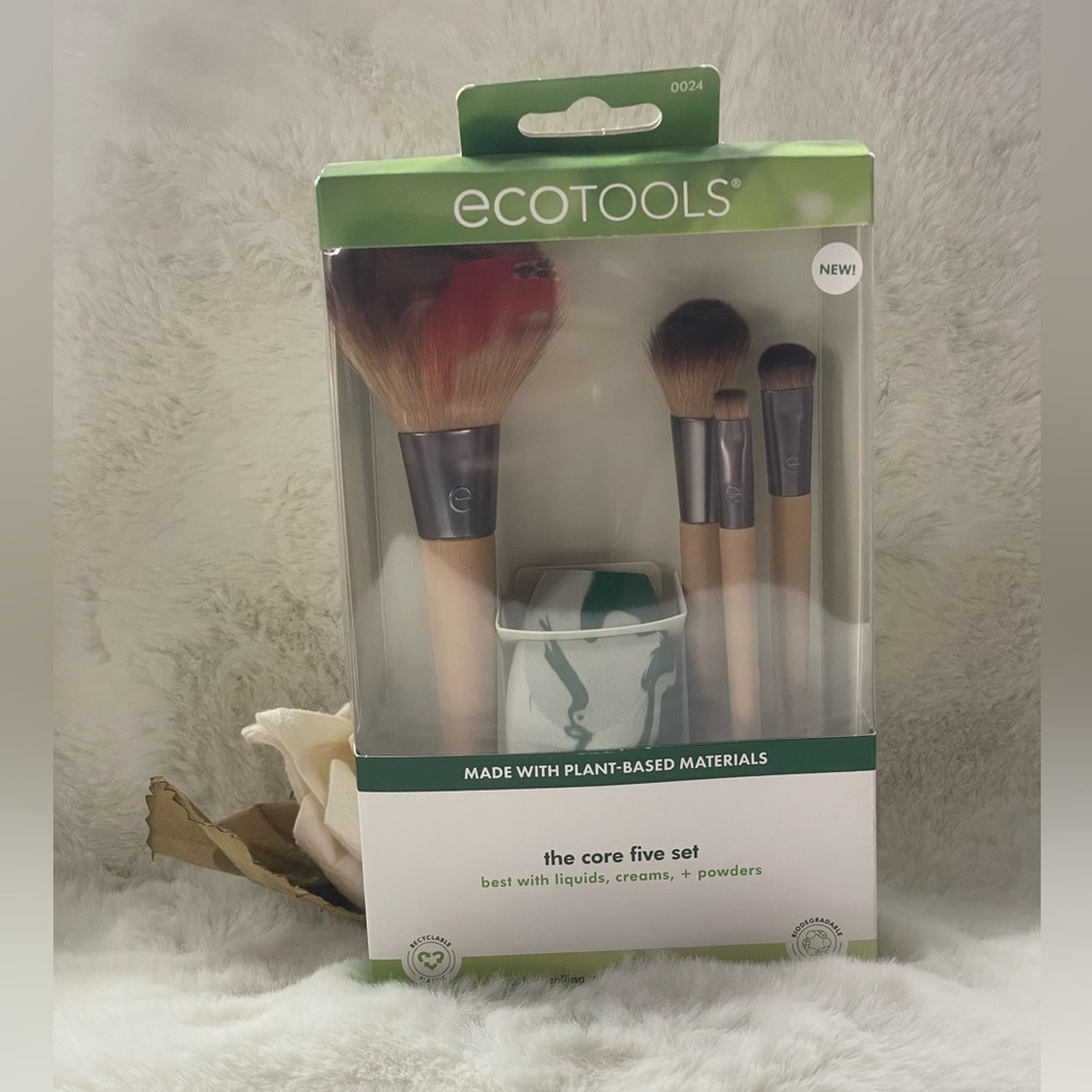 New with tag ECOTOOLS BRUSH SET THE
CORE 5 SET best w/liquids, creams and powder